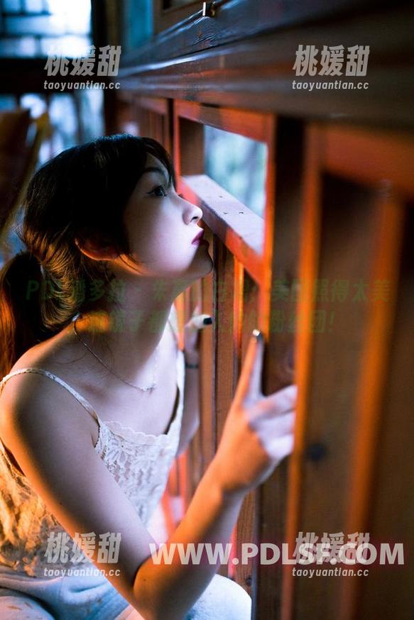 PDL潘多拉 - 朱赢的白裙：美图照得太美，连镜子都想加入她的粉丝团！