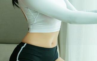 UGirls尤果网 – 谭晓彤泳池写真，分享你从未见过的清凉与时尚！