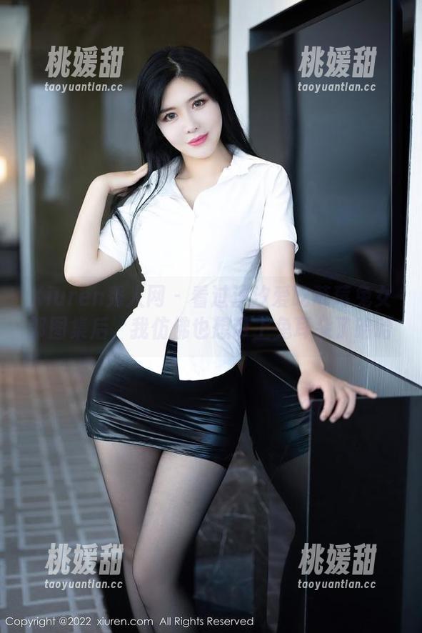 Xiuren秀人网 - 看过汐汐爱吃草莓兔女郎图集后，我仿佛也想带上兔耳朵了哈哈