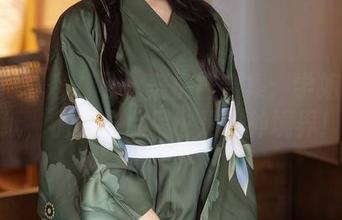 Xiuren秀人网 – 美桃酱合集：学姐的壁纸，偶尔发点呆也是一种境界！