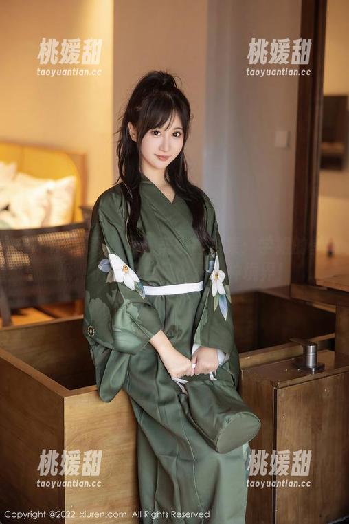 Xiuren秀人网 - 美桃酱合集：学姐的壁纸，偶尔发点呆也是一种境界！