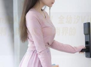 Xiuren秀人网 – Get！金幼汐Vivian的旗袍福利，瞬间成为时尚界的‘神秘特工’。