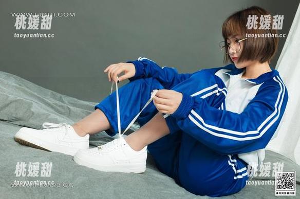 丽柜 - 被由美的水手服搞得不知所措，原图下载，心情一下子就被带走了！