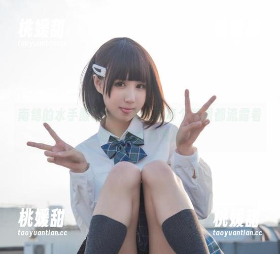 南鸽的水手服COS，照片里每个瞬间都流露着放肆的青春气息