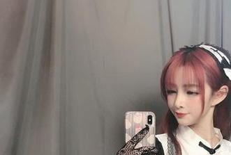 叉子宝宝带你进入双马尾透明女仆的奇幻写真：壁纸不再是孤独的存在！