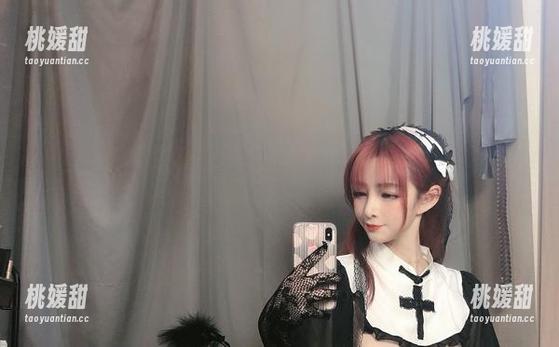 叉子宝宝带你进入双马尾透明女仆的奇幻写真：壁纸不再是孤独的存在！