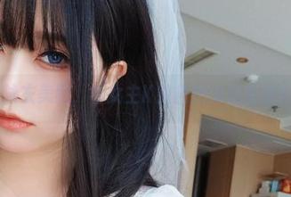 精选泳衣美图，看女主K如何把海滩变成T台！