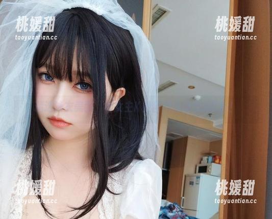 精选泳衣美图，看女主K如何把海滩变成T台！