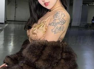 微密圈 – 小u优优子女王最新写真集，光线和影子都像是在为她打光。