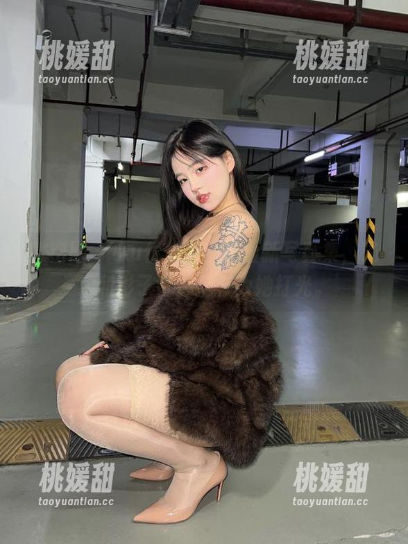 微密圈 - 小u优优子女王最新写真集，光线和影子都像是在为她打光。
