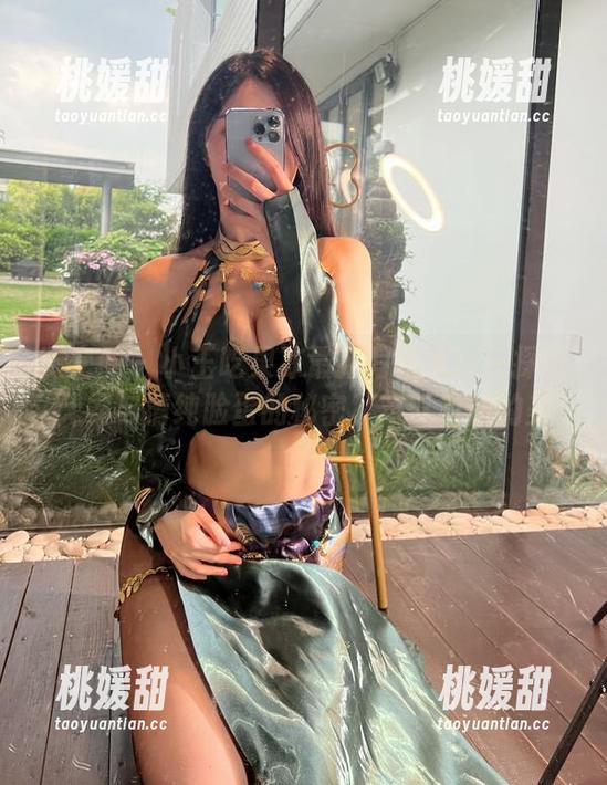微密圈 - 小玉吃果冻最新写真集：一探巨无霸与清纯脸蛋的秘密，难以自拔的美