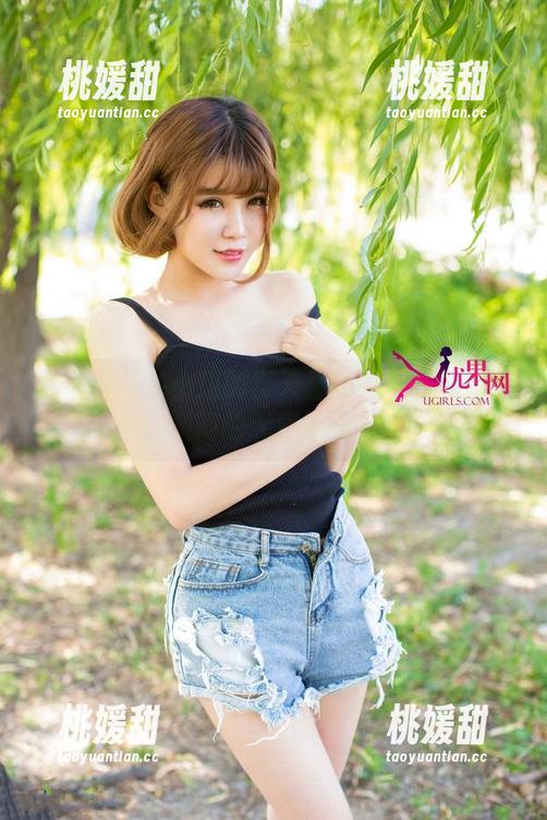 尤果网 - 从小琪的夏天看她的写真：光影间的无声低语