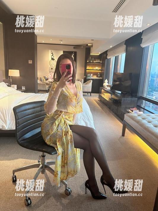 微密圈 - 果儿Victoria的内衣私房写真，像是深藏的秘密，等待着你解开。
