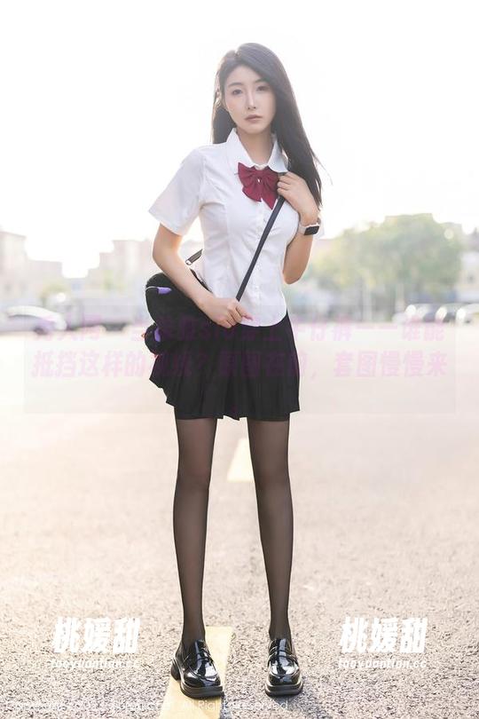 秀人网 - 当希雅sia穿上牛仔裤——谁能抵挡这样的视线？原图在前，套图慢慢来。