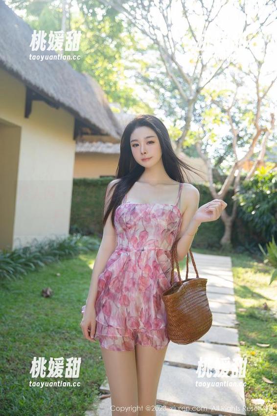 秀人网 - 就在这片绿茵中：王馨瑶yanni户外写真，在线高清好评不断