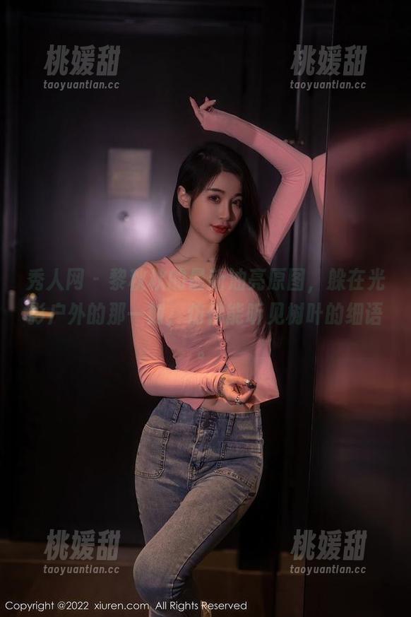 秀人网 - 黎秋秋的最新油亮原图，躲在光影户外的那一刻，仿佛能听见树叶的细语。