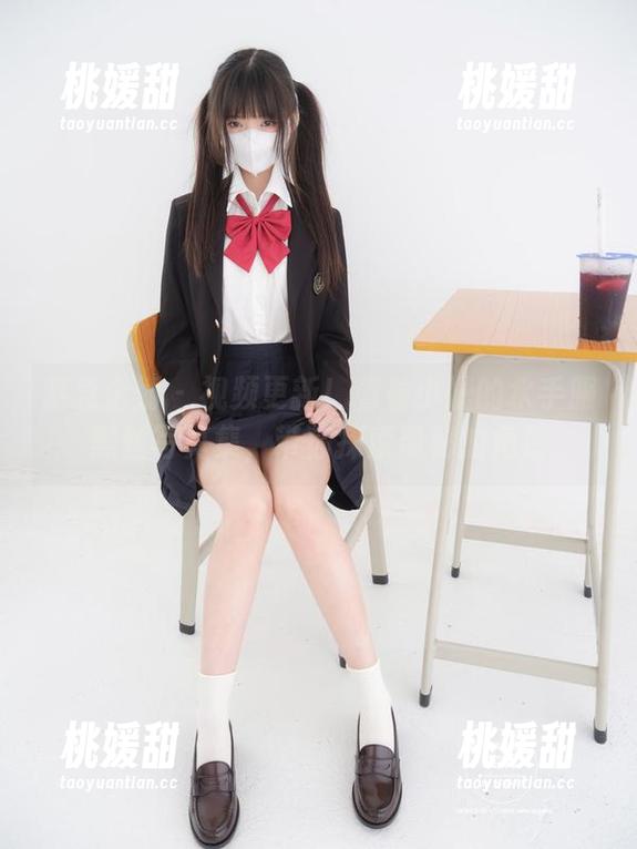 紧急企划 - 视频更新！看看小婕的水手服黑丝写真集，带你探索隐秘的角落