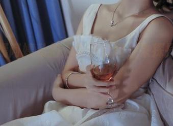 苏嫣嫣阿姨私拍：女仆套图，来探探她的微妙魅力