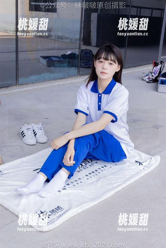 袜啵啵-小安 袜啵啵 - 在线窥探小安白棉袜:好吧,我承认我也被吸引了。