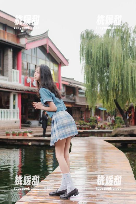 连体泳衣美图，西瓜少女告诉你：这夏天该有点‘果’味！