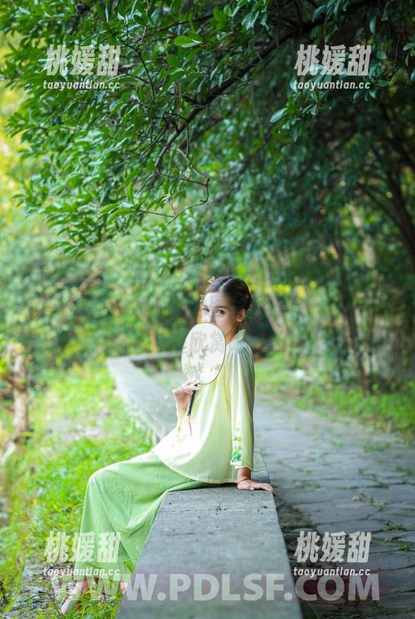 轰趴猫 - “Ellie艾栗栗，海边的时光荏苒，美到让人心颤的图片资源！”——慢慢欣赏吧