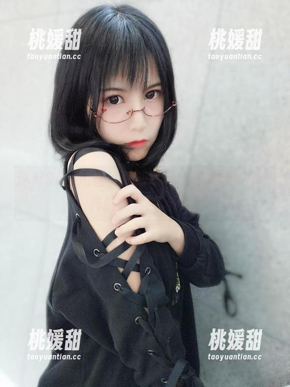 逐月Su的瑜伽：最新写真，你能找到不一样的优雅姿势吗？