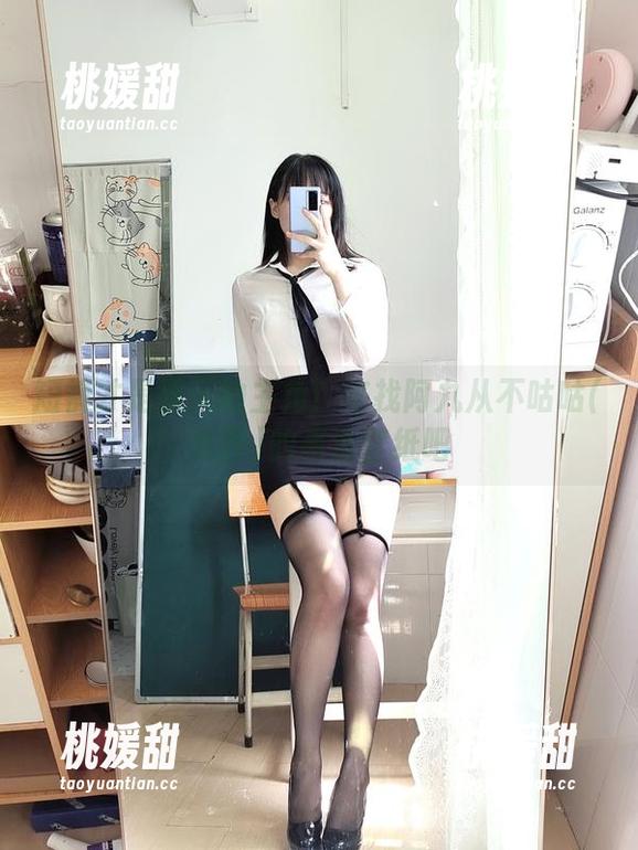 短裤才是夏天的主角！来找阿九从不咕咕(九言)的高清壁纸吧