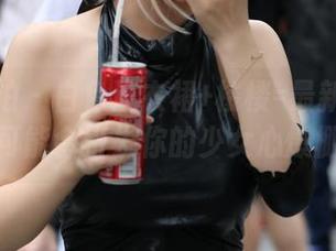 魔镜街拍 – 白色连衣裙+楼楼=最新写真集，可能会引发你的少女心爆棚！