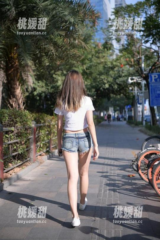 魔镜街拍 - 这个夏天，艾小青的超短裙肉丝高清写真绝不可错过